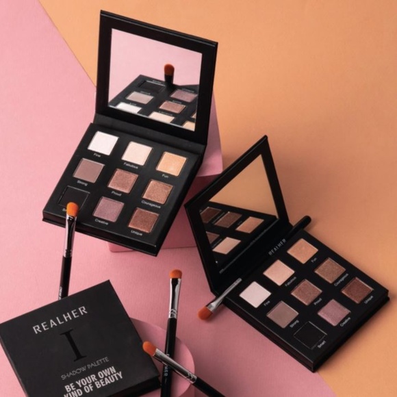 RealHer Shadow Palette & Brush - Picture 1 of 1